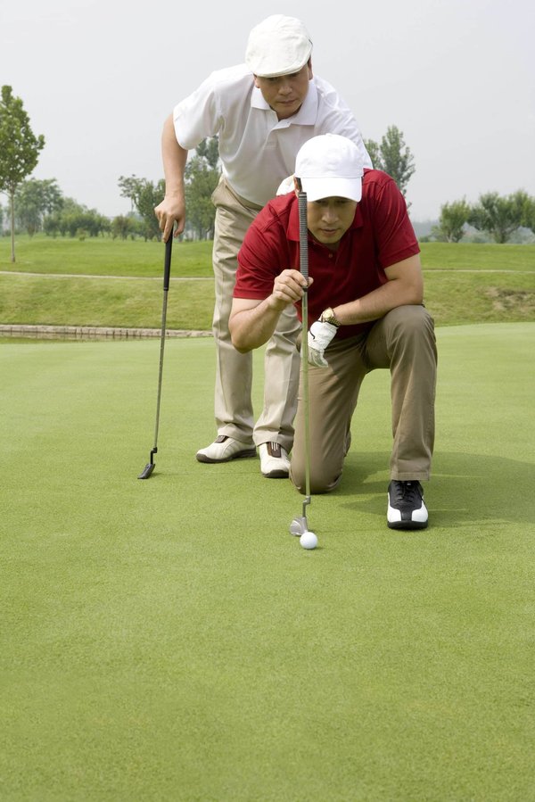Quelles stratégies pour lancer un concours de poésie visuelle en utilisant la ville comme toile de fond?